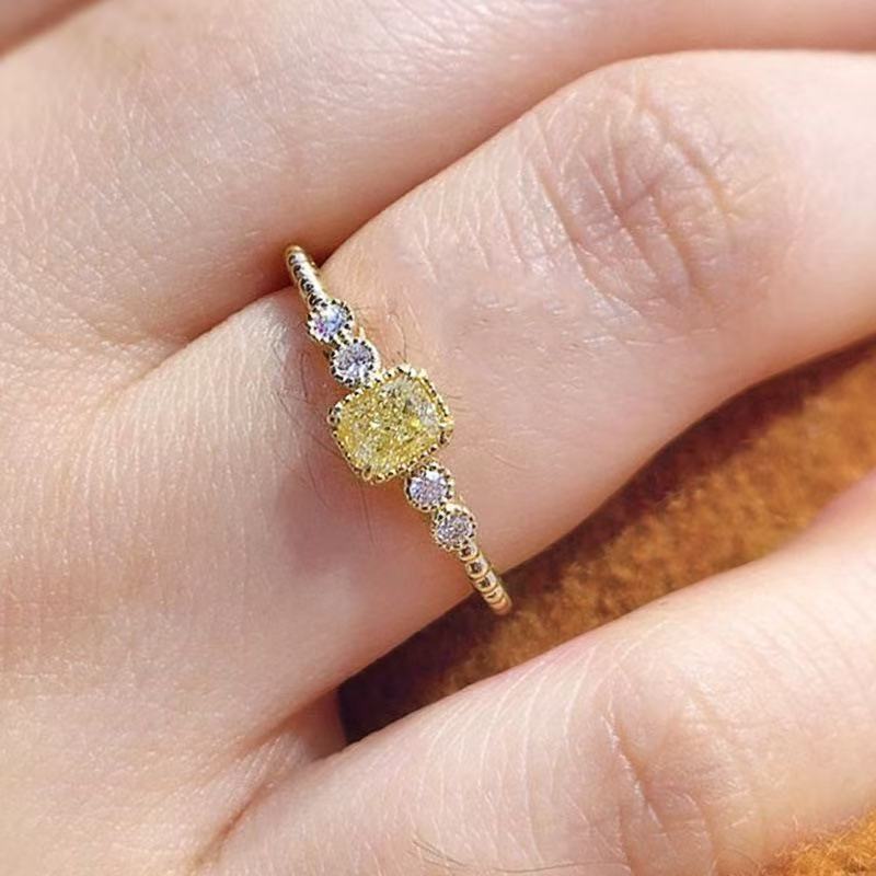 New Exquisite Alloy Ring Inlaid With Zirconias