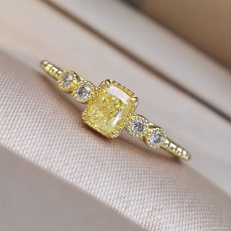 New Exquisite Alloy Ring Inlaid With Zirconias
