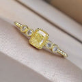 New Exquisite Alloy Ring Inlaid With Zirconias